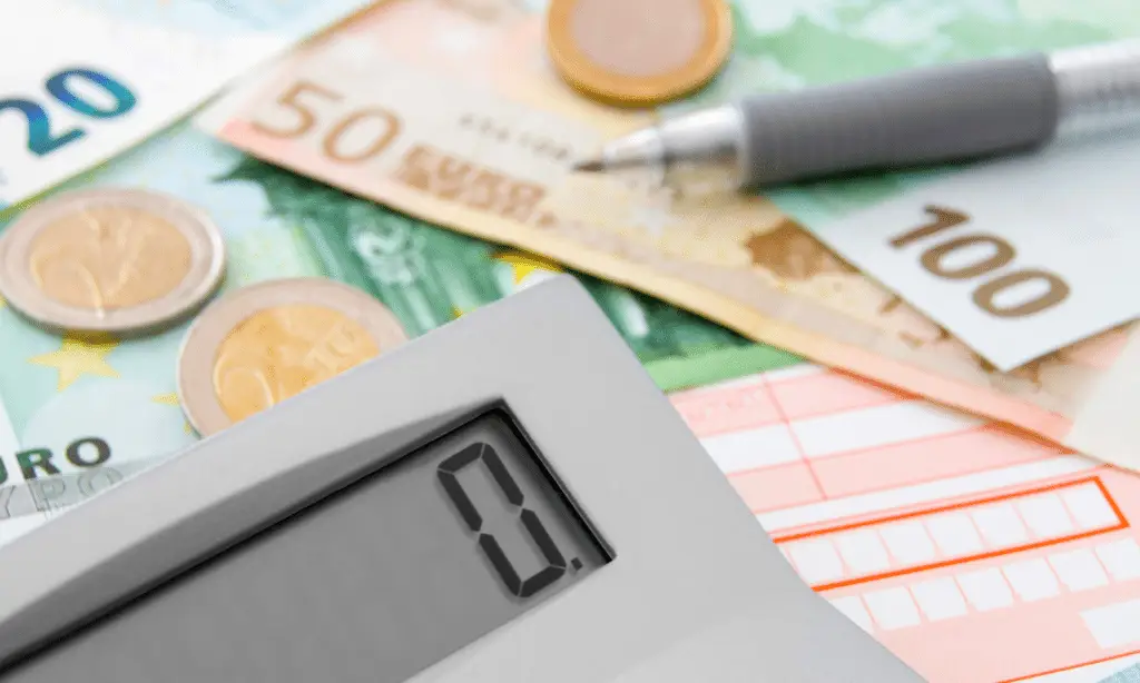 Tascherechner auf Geldscheinen