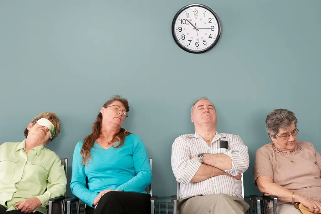 Schlafende Patienten im Wartezimmer