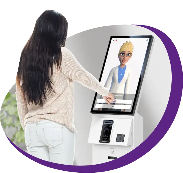 Frau am Self-Check-In-Kiosk
