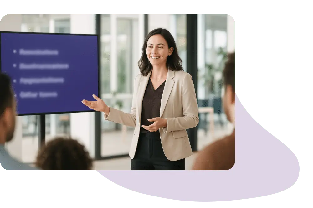 Eine Vertriebsmitarbeiterin hält eine Präsentation