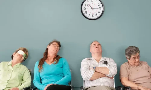 Schlafende Patienten im Wartezimmer